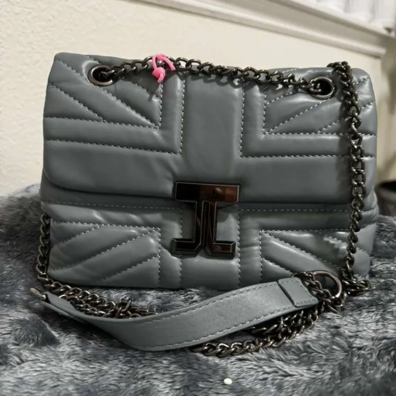 Cartera modelo sobre gris