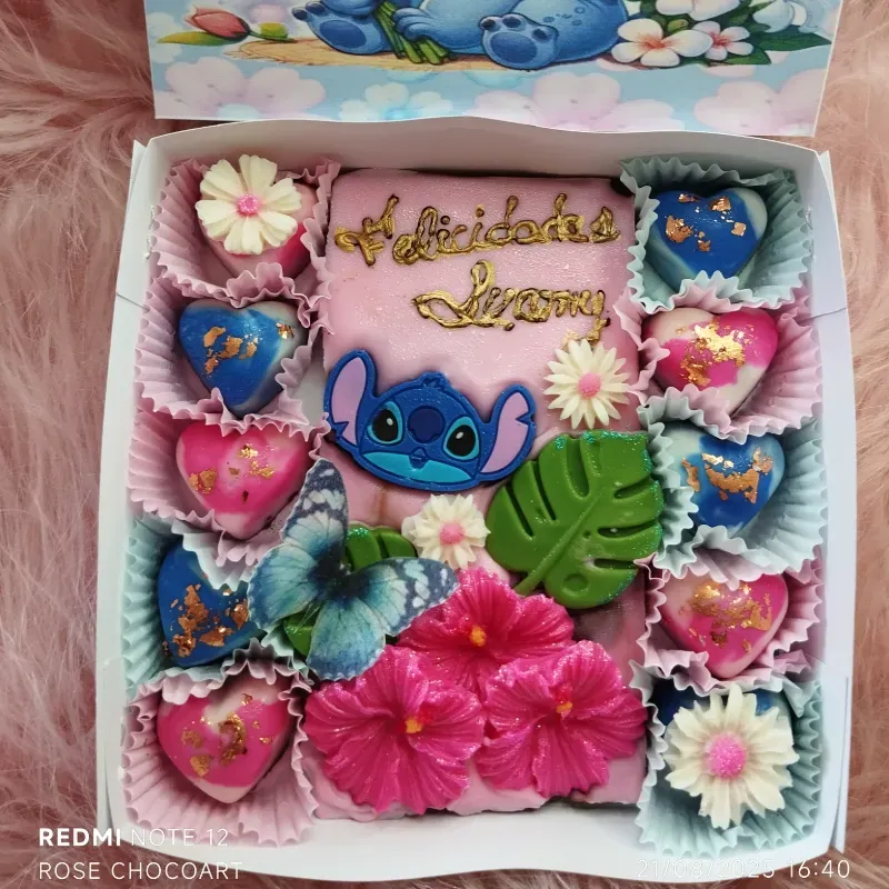Caja personalizada con bombones y tableta temática Stitch