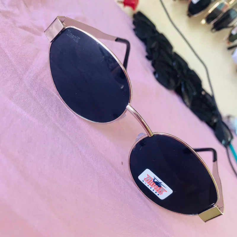 Gafas de sol con lentes oscuros