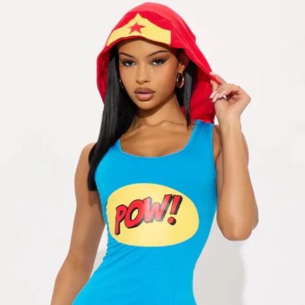 Vestido azul con gorro rojo