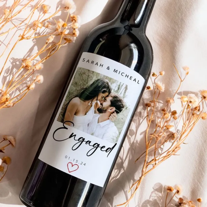 Botella de vino con etiqueta personalizada.