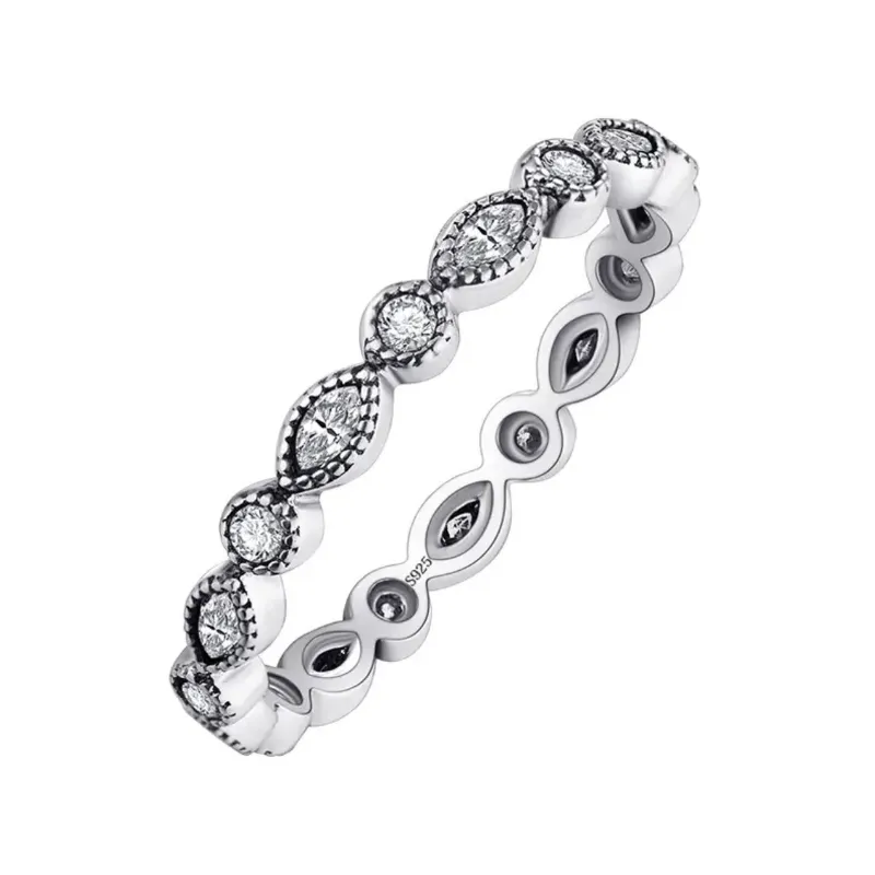 Anillo de piedras pequeñas