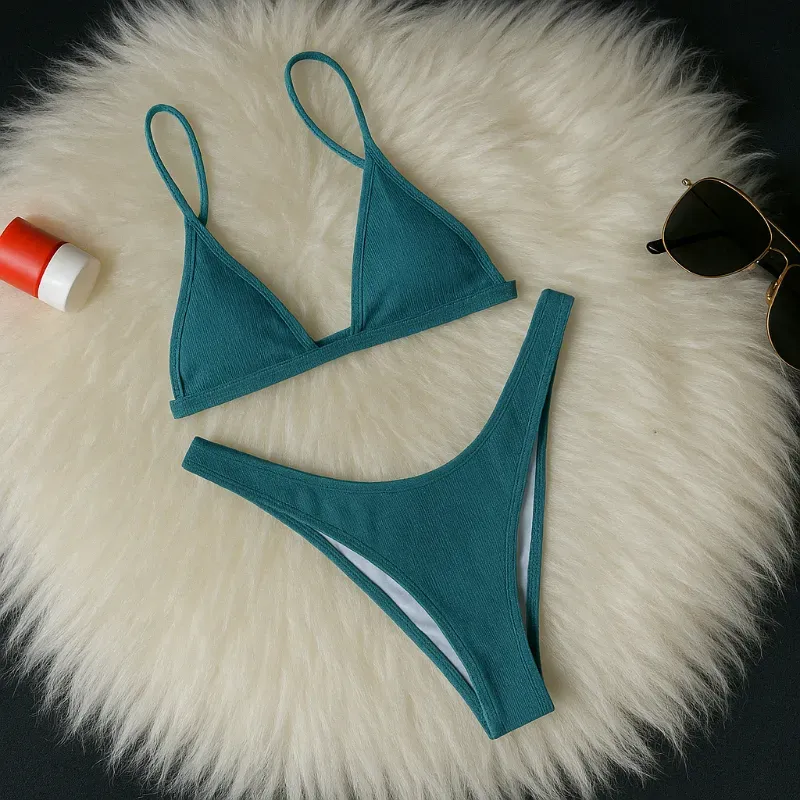 Bikini estilo hilo con textura de corte alto color verde marino