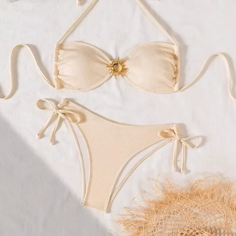 Bikino beige con adorno de metal