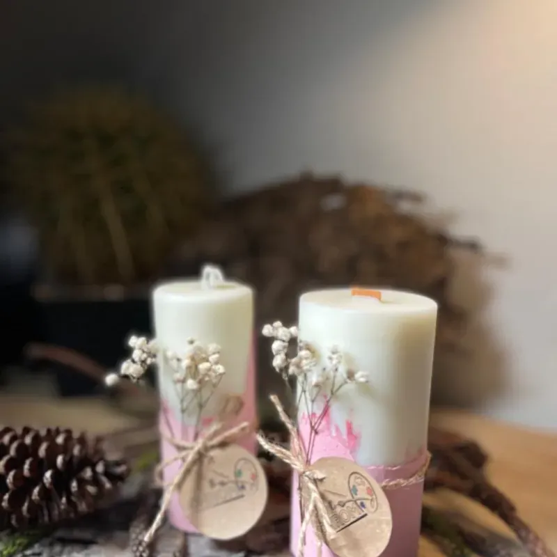 Vela de soja en base de cemento.