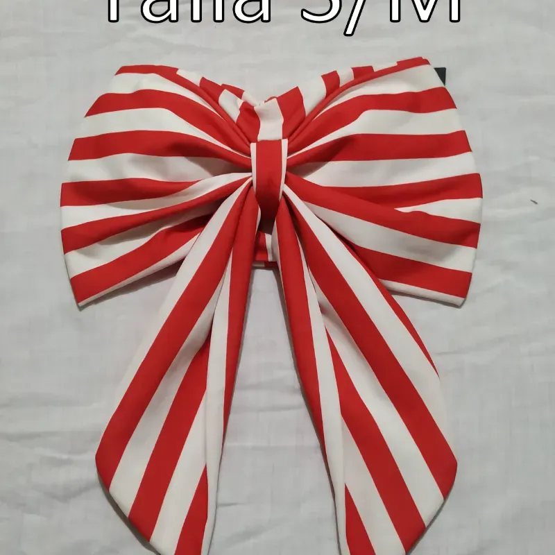 Top blanco y rojo en forma de lazo.