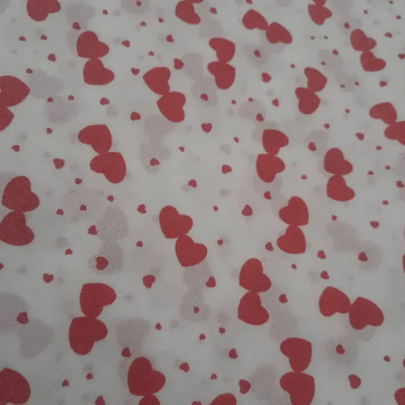 Tela blanca corazones rojos