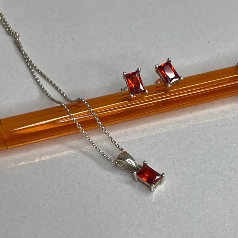 Conjunto cadena y aretes