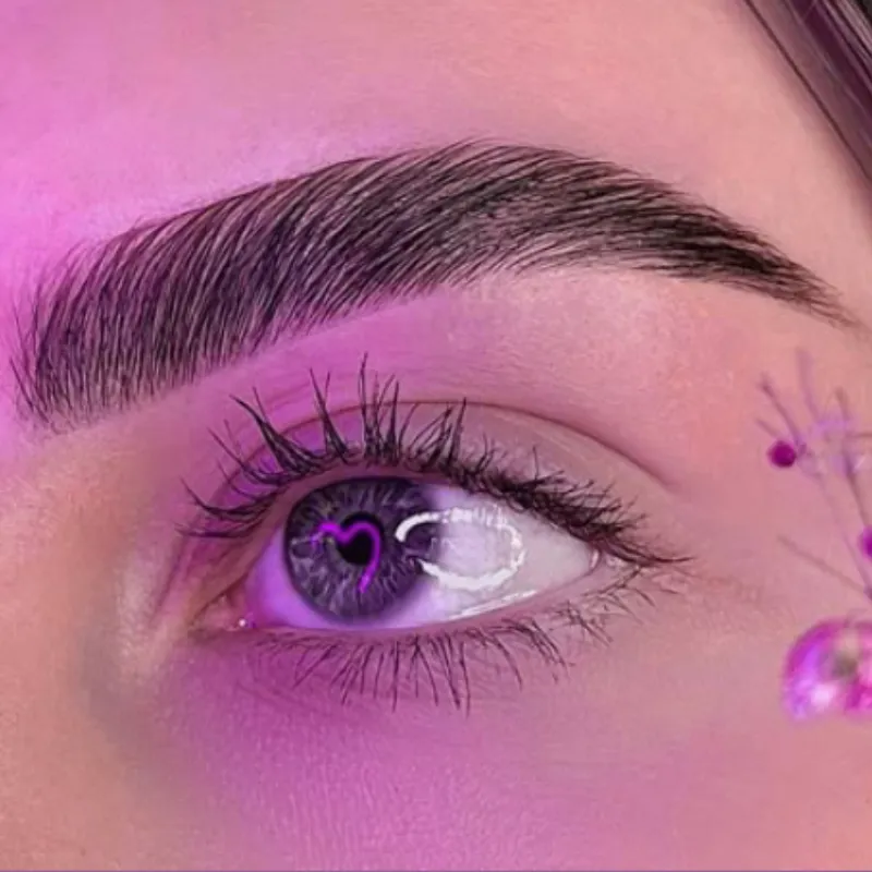 Depilación de cejas con cera.