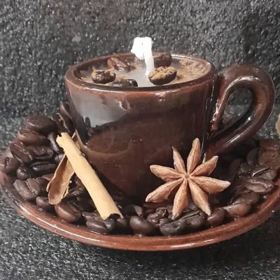 Taza pequeña con café, canela y anís