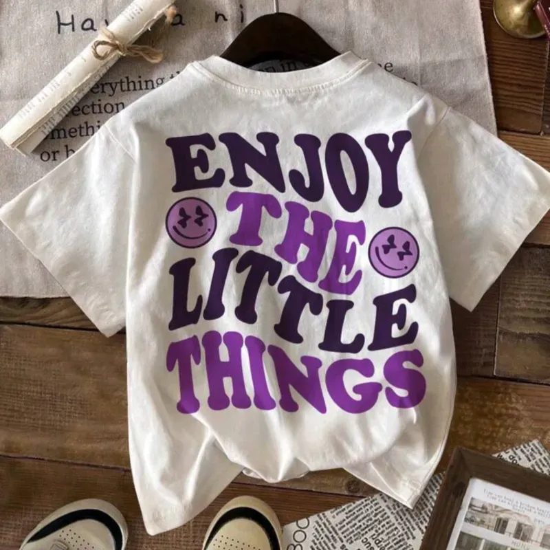 Camiseta blanca con diseño de letras en la espalda