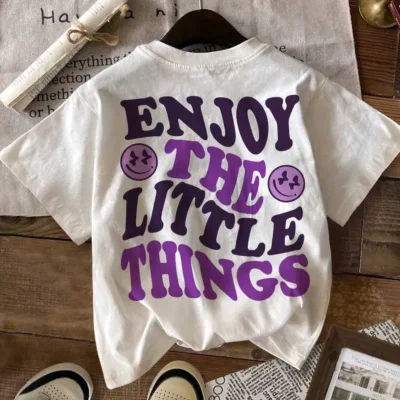 Camiseta blanca con diseño de letras en la espalda