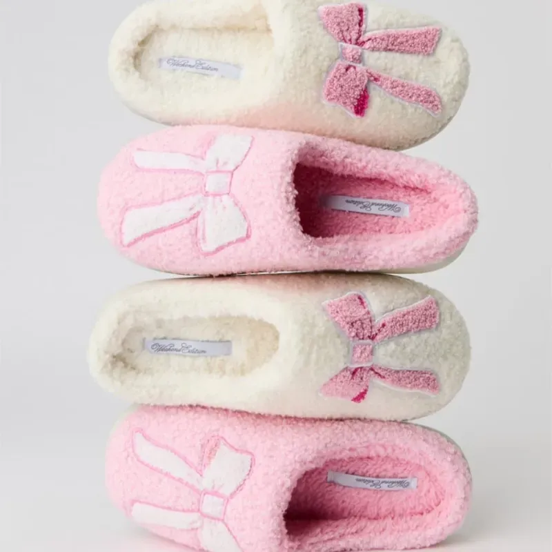 Pantunflas blancas de lazo rosa
