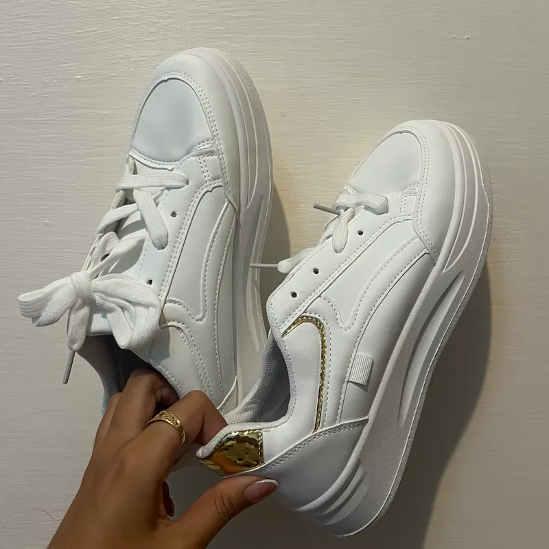 Tenis Blancos con detalle en dorado
