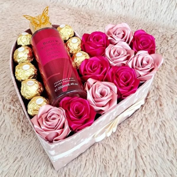 Caja corazón con 10 rosas eternas , colonia y 8 bombones