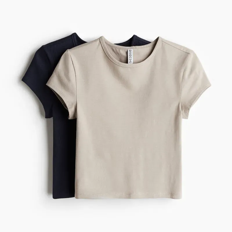 Camisetas cropped beige y azul marino