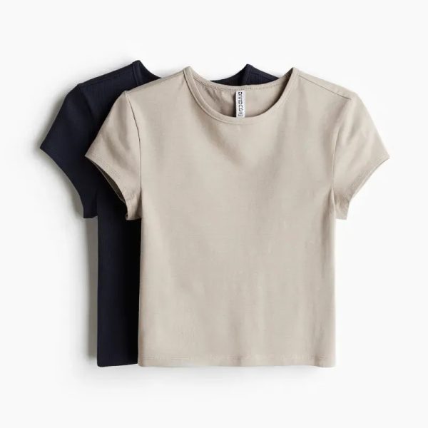 Camisetas cropped beige y azul marino
