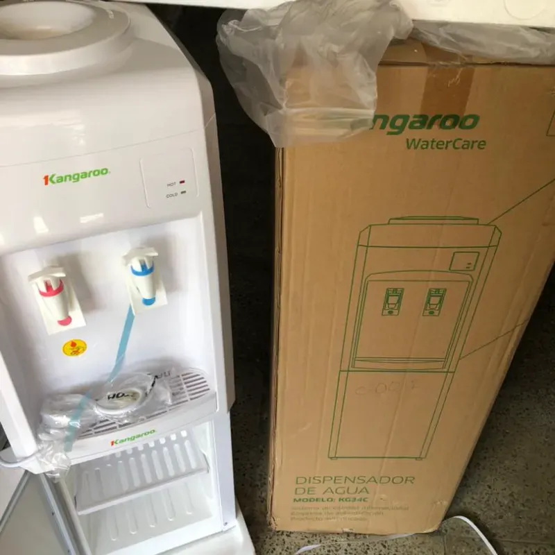 Dispensador de agua con gabinete no refrigerado. Marca Kangaroo
