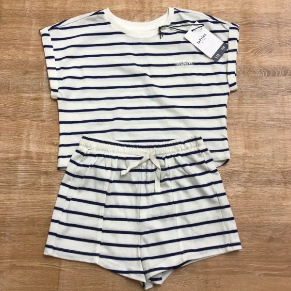 Conjunto a rayas color azul oscuro y blanco