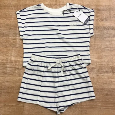 Conjunto a rayas color azul oscuro y blanco