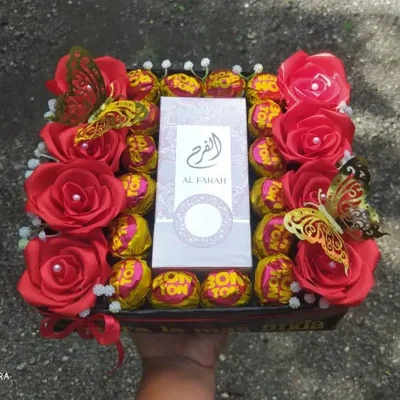 Caja con rosas bombones y perfume