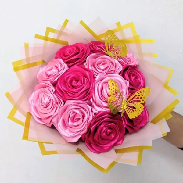 Ramo de 12 Rosas con 2 Mariposas