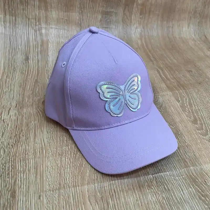 Gorra con mariposa