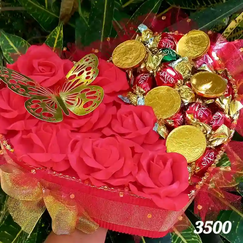 Corazón con rosas y chocolates