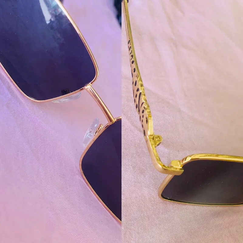 Gafas de sol con lentes oscuros y detalles en la armadura