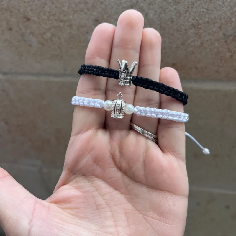 Pulseras de hilo tejidas con coronas de rey y Reyna