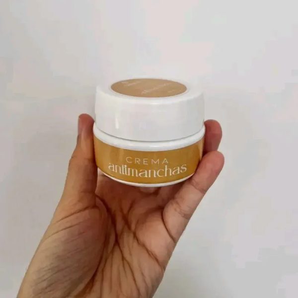 Crema antimanchas con vitamina C y ácido hialurónico
