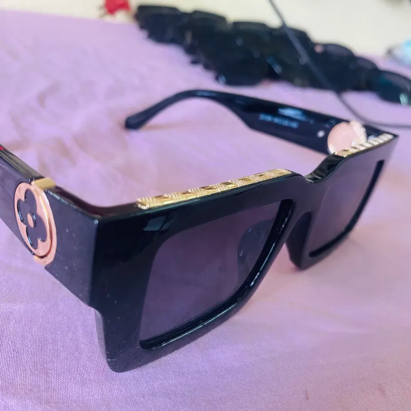 Gafas de sol con lentes oscuros y detalles en la armadura