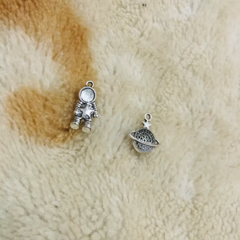 Pareja de astronautas y Saturnos