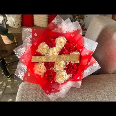 Ramo de rosas eternas con letreros