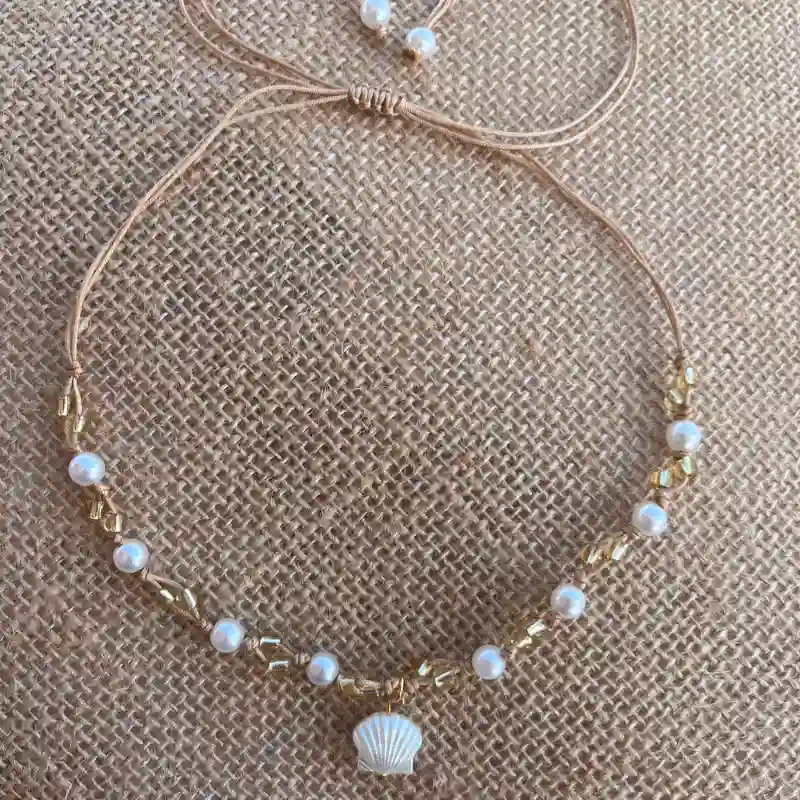 Collar de hilo con perlas y dije de concha marina