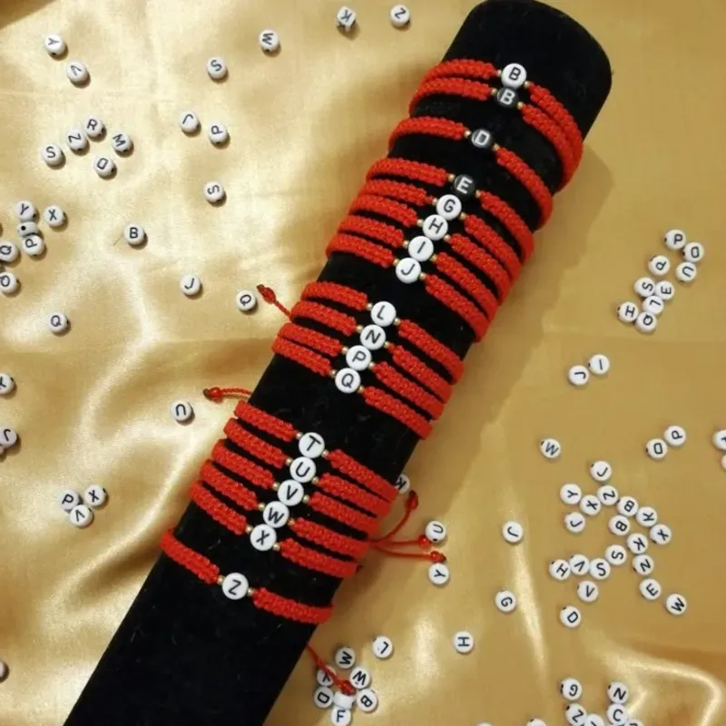 Pulseras trenzadas con una letra