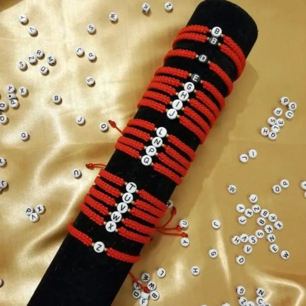 Pulseras trenzadas con una letra