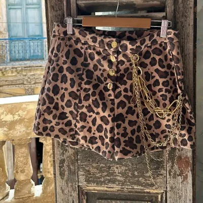 Saya short animal print con cadenas