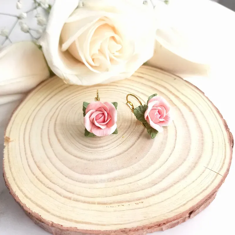 ✨Aretes de Rosas Rosadas (cierre español)✨