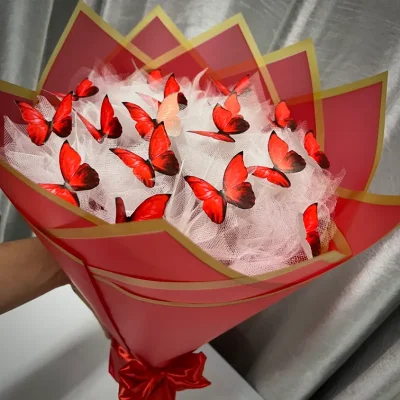 Ramo de mariposas rojas