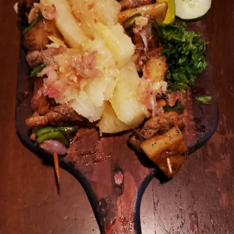 Brochetas especiales con yuca y vegetales