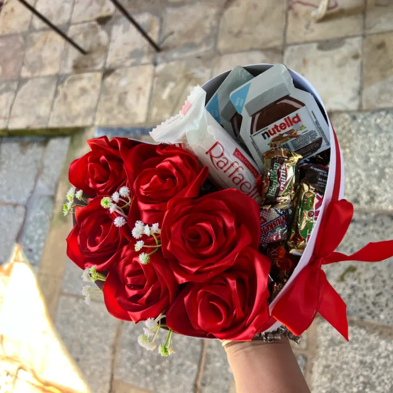 Caja ❤️ con rosas y chuches
