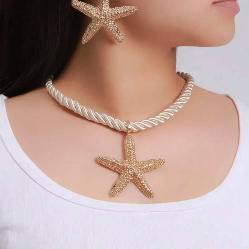 Juego de collar y aretes