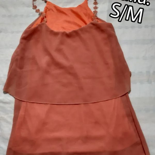 Vestido naranja.