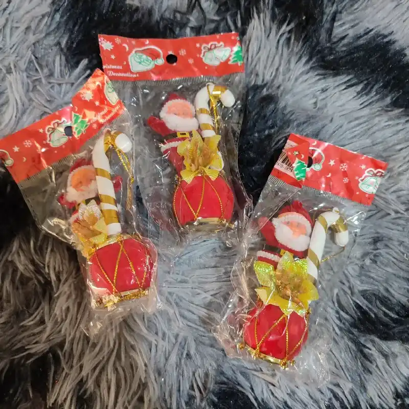 Adorno de navidad. Santa con tambor