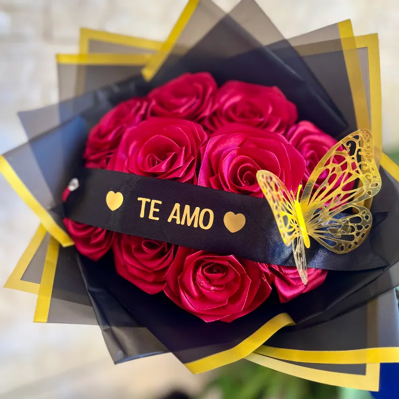 Ramo de 10 rosas rojas con banda personalizada