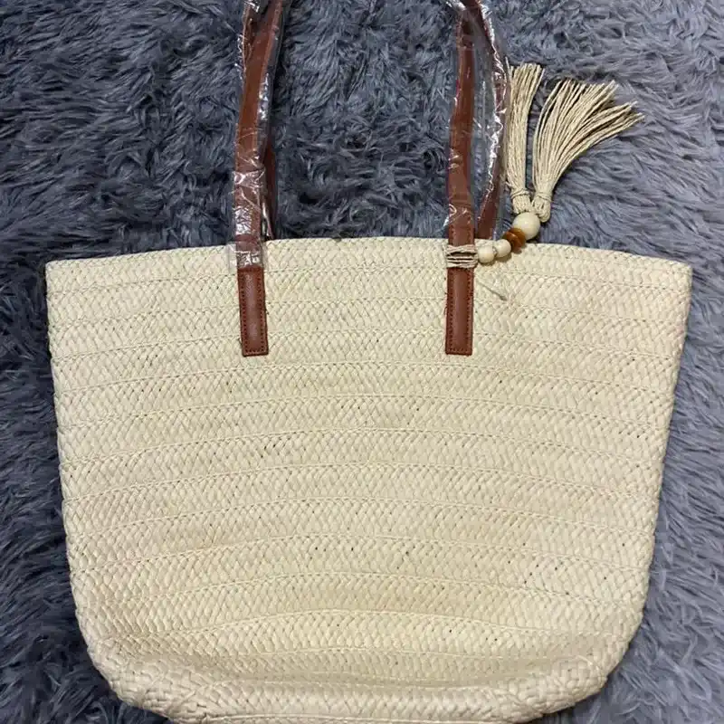 Cartera de playa clara