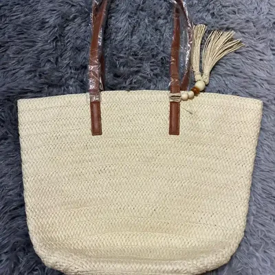 Cartera de playa clara