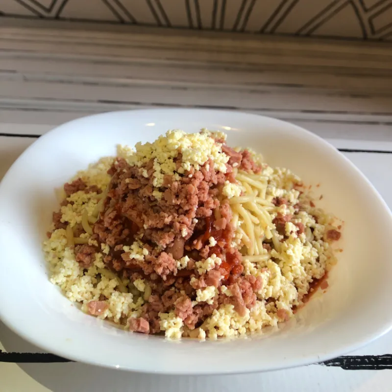 Spaguetis con Jamón y Queso Gouda con salsa roja