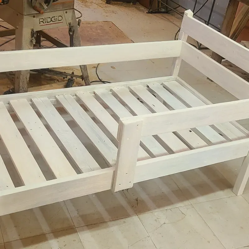 Camita infantil con barandas